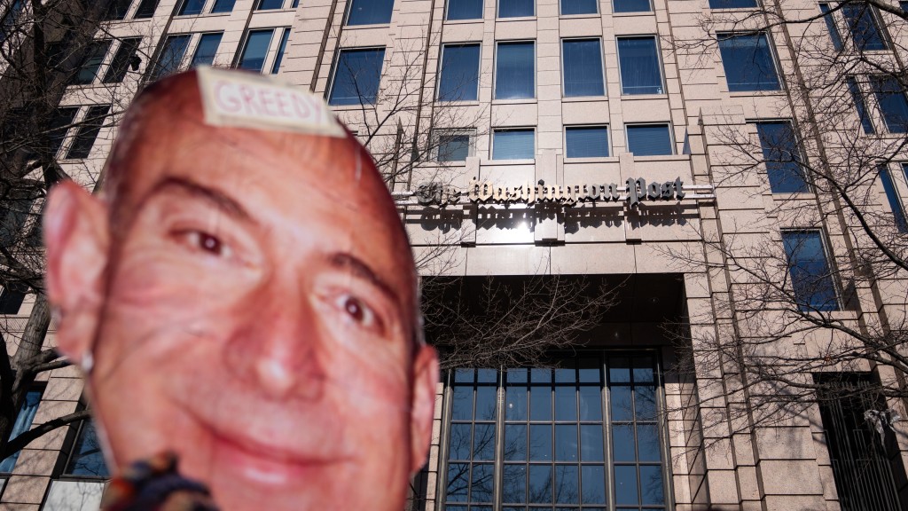 外界狠批華郵老闆貝索斯（Jeff Bezos）扼殺新聞自由。 美聯社