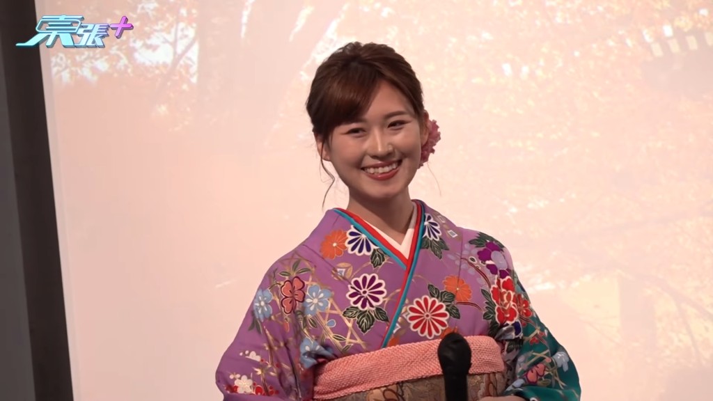 滨口爱子穿上紫色和服造型示人。