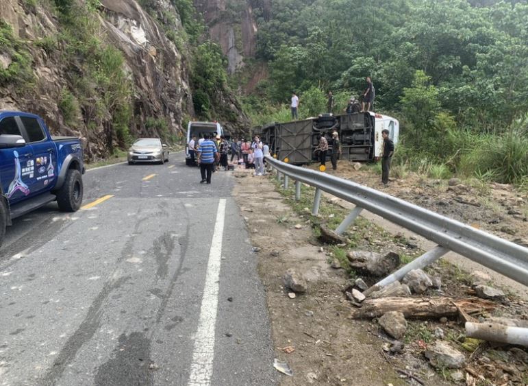 载中国客旅游巴在越南庆和省侧翻事故现场。  庆和报