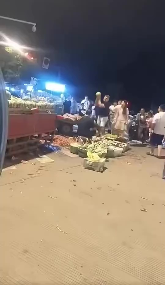 網片曝莽夫向攤主連掟10西瓜爆頭,只因妻子被提醒揀西瓜輕手些。 網片曝莽夫向攤主連掟10西瓜爆頭,只因妻子被提醒揀西瓜輕手些。