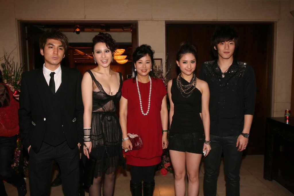王大業曾以男友身份出席何超雲（左二）生日派對。