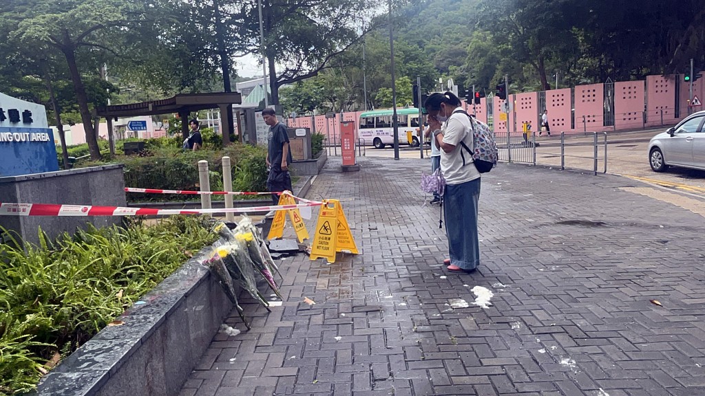 死者同事在場合十致哀。 死者同事在場合十致哀。