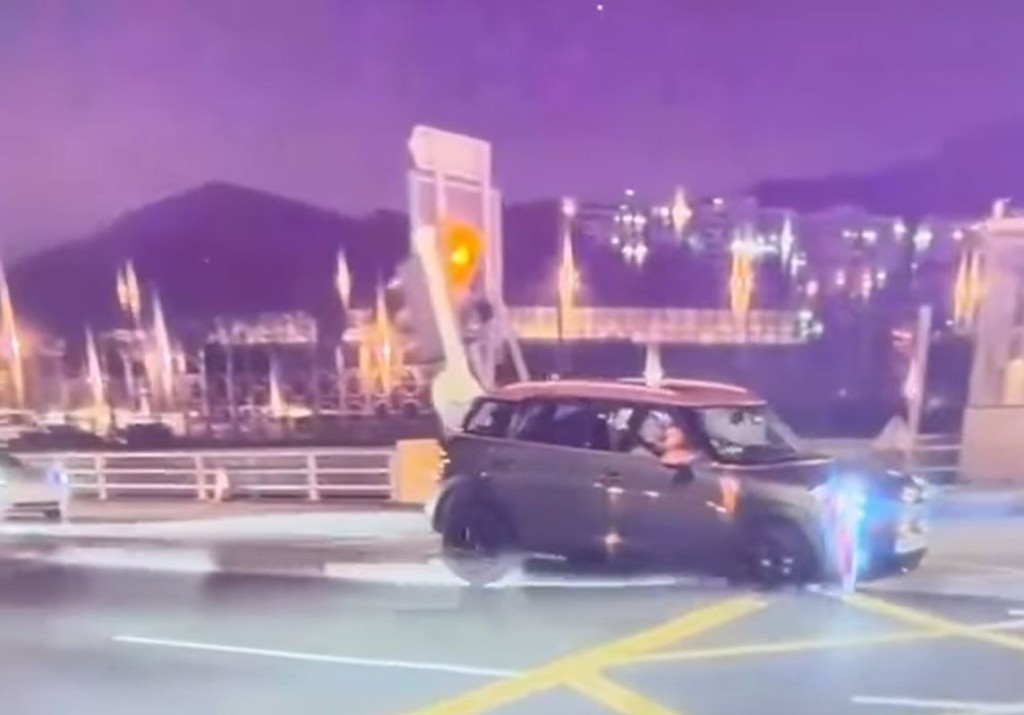 MINI Cooper车尾撞向灯柱停下。fb香港突发事故报料区影片截图