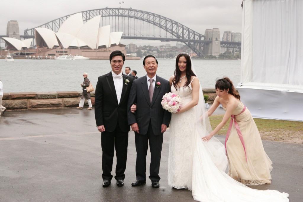 婚礼场地是以悉尼歌剧院及悉尼大桥为背景的草地公园。
