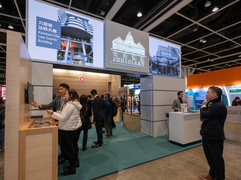 司法機構在「教育及職業博覽2026」設置專屬攤位，並採用模擬法庭的設計，以宣傳法庭運作支援服務的就業機會。