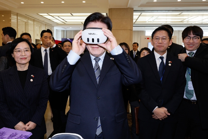 李在明上海出席中韓創新創業論壇，試戴VR眼鏡。 微博