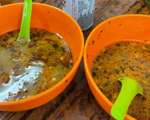 港男發現鄰桌食客食剩半碗米線 ,為免浪費決定「包底」。FB圖片