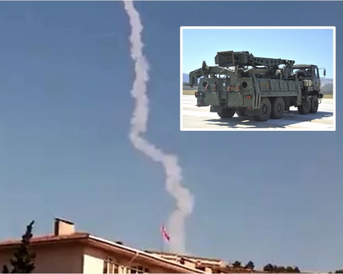 影片拍到土耳其正在試射導彈,相信為俄制「S-400」導彈。影片截圖,小圖為AP資料圖片