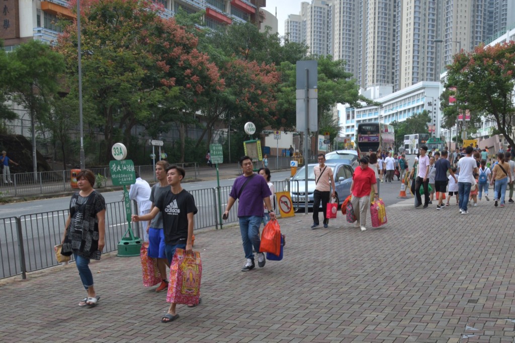 市民重陽節按傳統掃墓。