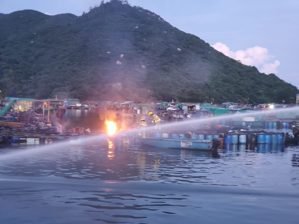 南丫岛索罟湾有渔排起火。（图片来源： FB群组「香港突发事故报料区/黄开）
