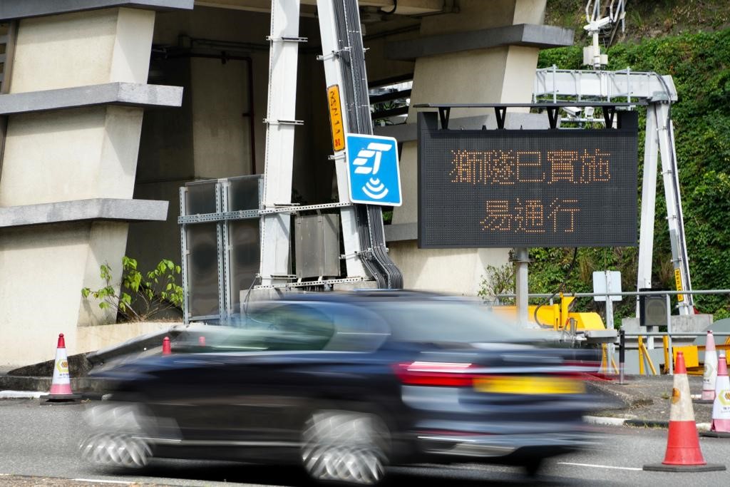 運輸署指截至傍晚6時共有近4.7萬架次車輛通過獅隧,運作大致暢順。蘇正謙攝