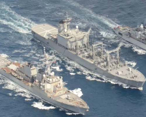 日本「濱名」號為美國驅逐艦及法國護衛艦進行了一次三邊海上補給。網圖