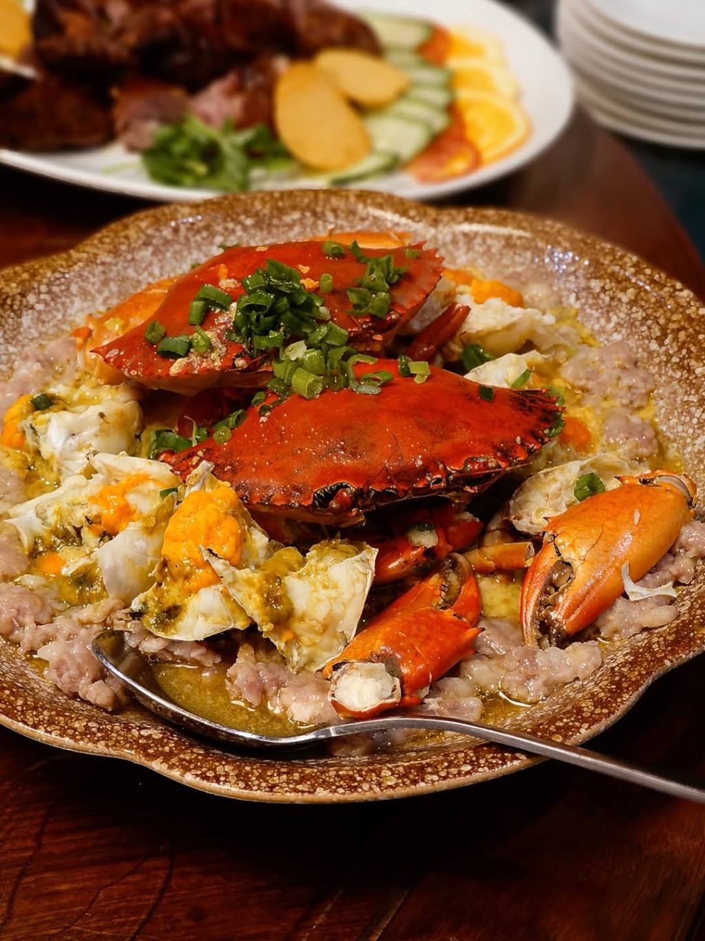 米芝蓮評審員指名推薦的招牌菜膏蟹蒸肉餅，精選飽滿的台州膏蟹，其蟹膏香氣濃郁。手剁肉餅在蒸煮後吸滿蟹汁精華，軟嫩鮮美。