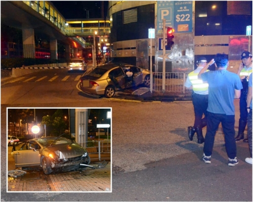 私家車撞毀鐵欄剷上行人路。