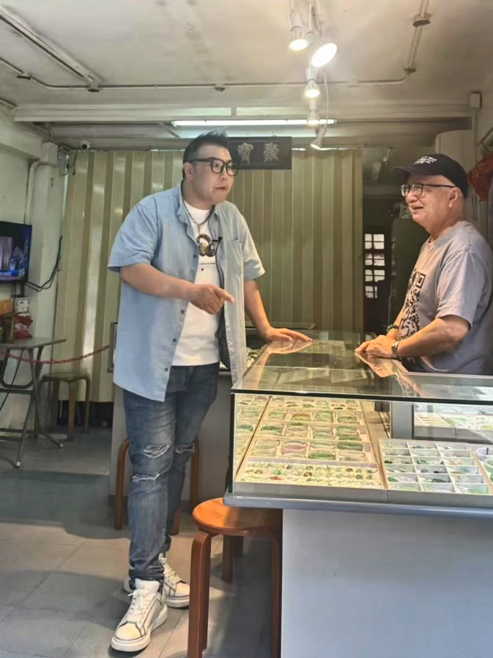 劉洋與李金凱孖公仔齊齊出入。 劉洋與李金凱孖公仔齊齊出入。