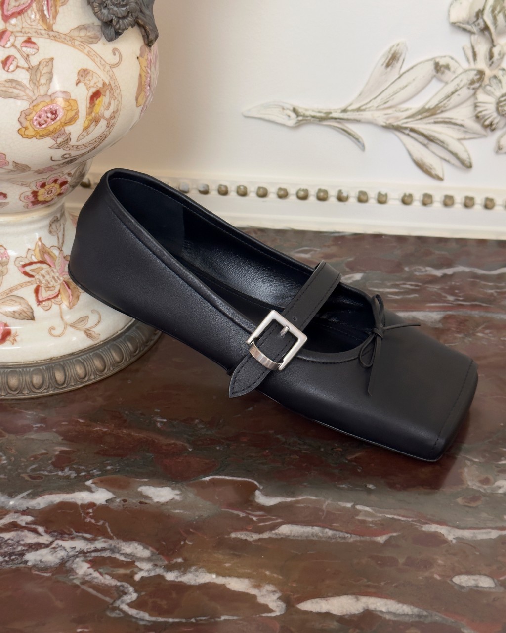 出自Balenciaga冬季系列的Bel Air Flat Ballerinas/$7,800，穿裙襯褲都易於Carry。