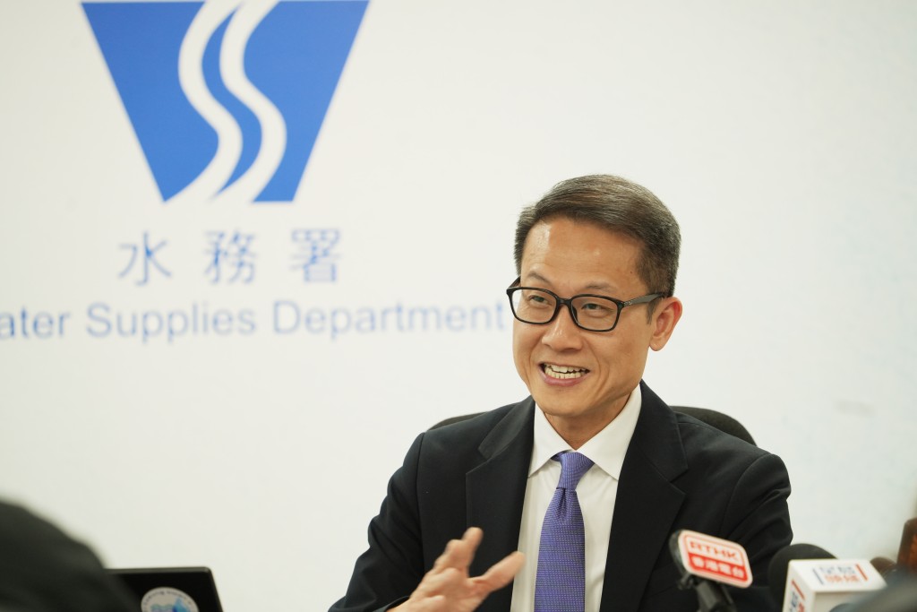 邱國鼎指檢討水費會考慮香港經濟狀況及市民負擔能力。吳艷玲攝