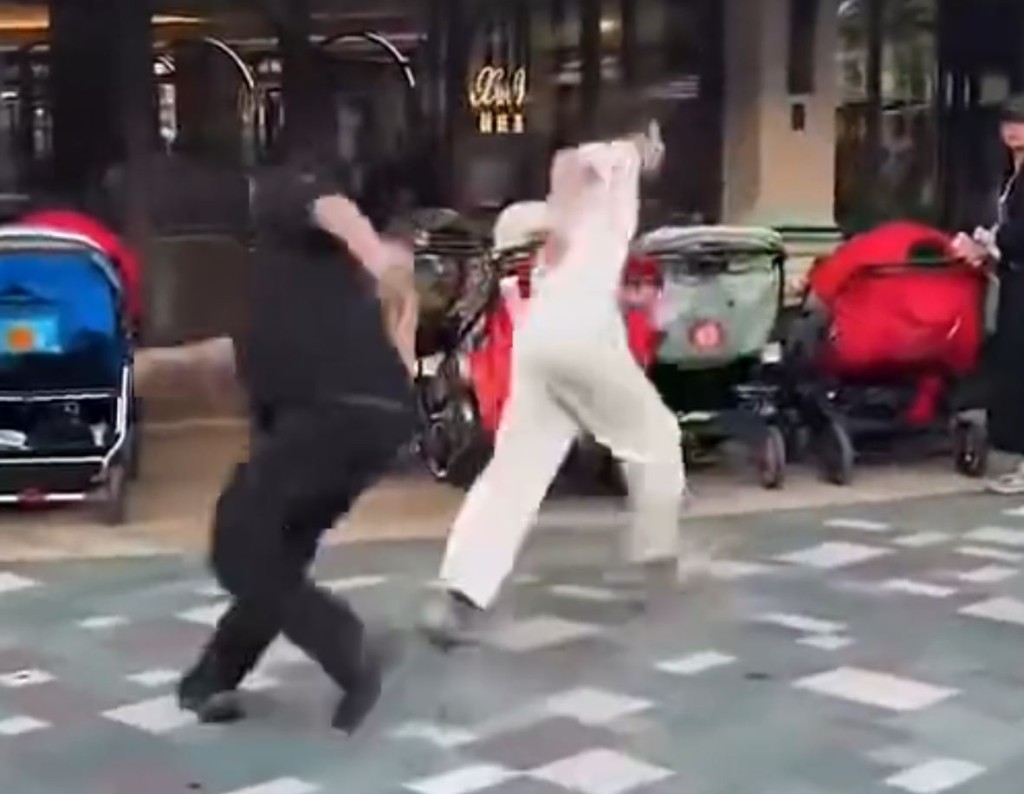 白衣男因勸阻吸煙被黑衣漢追打。小紅書