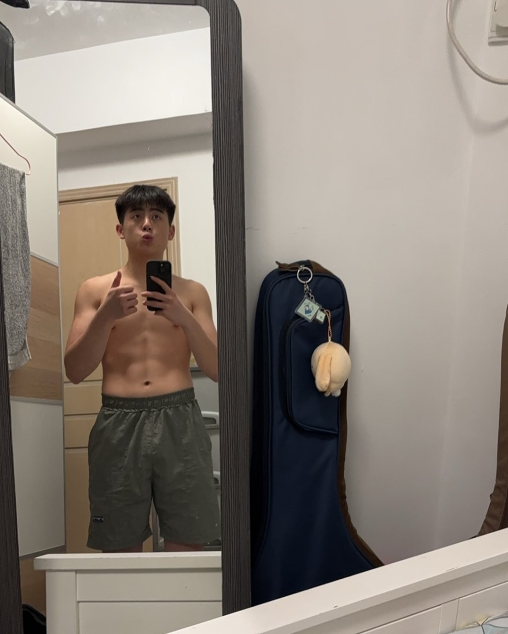蔡楠大秀健碩腹肌,單手豎起大拇指自信自拍。 蔡楠大秀健碩腹肌,單手豎起大拇指自信自拍。