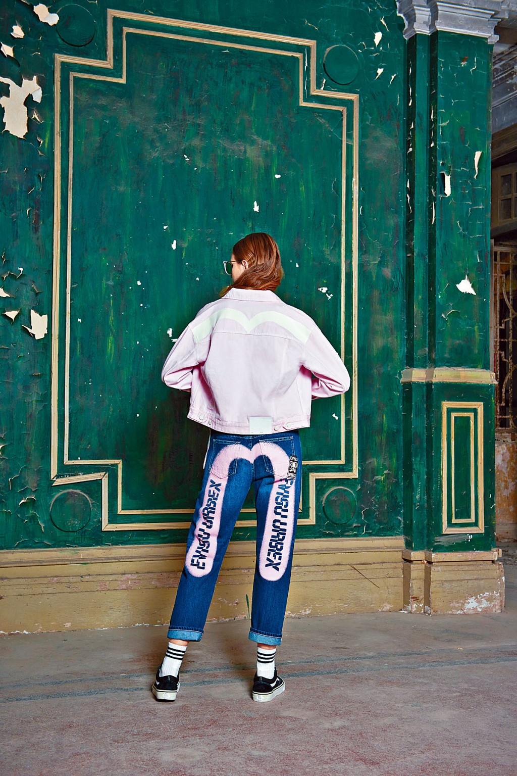 女裝粉紅拼白色牛仔褸/$2,999,前襟口袋繡以小海鷗圖案、Boyfriend牛仔褲/$2,799,背面飾以粉紅色仿噴漆效果的大M字母與Urbex分裂字體標誌。