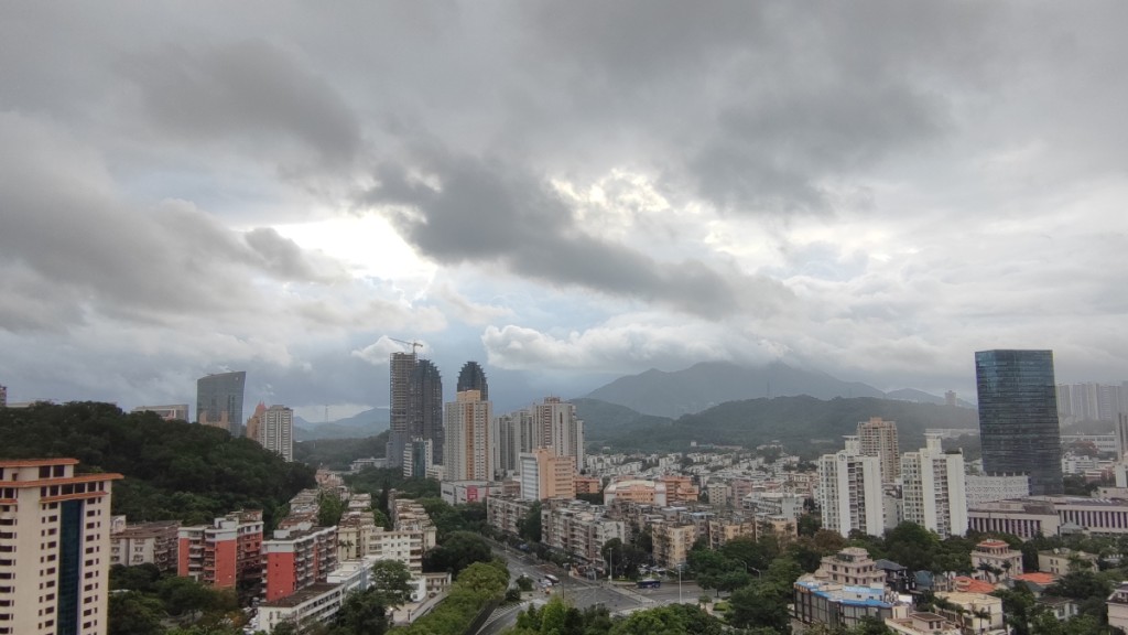 熱帶低氣壓定為颱風「馬力斯」，深圳今明隨時有暴雨。