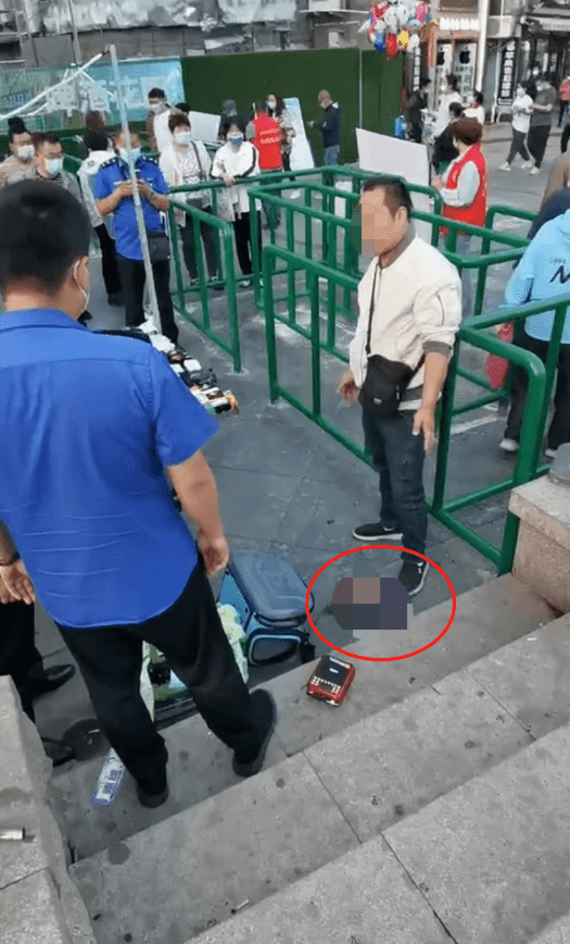 地下遺下一灘血跡。網圖