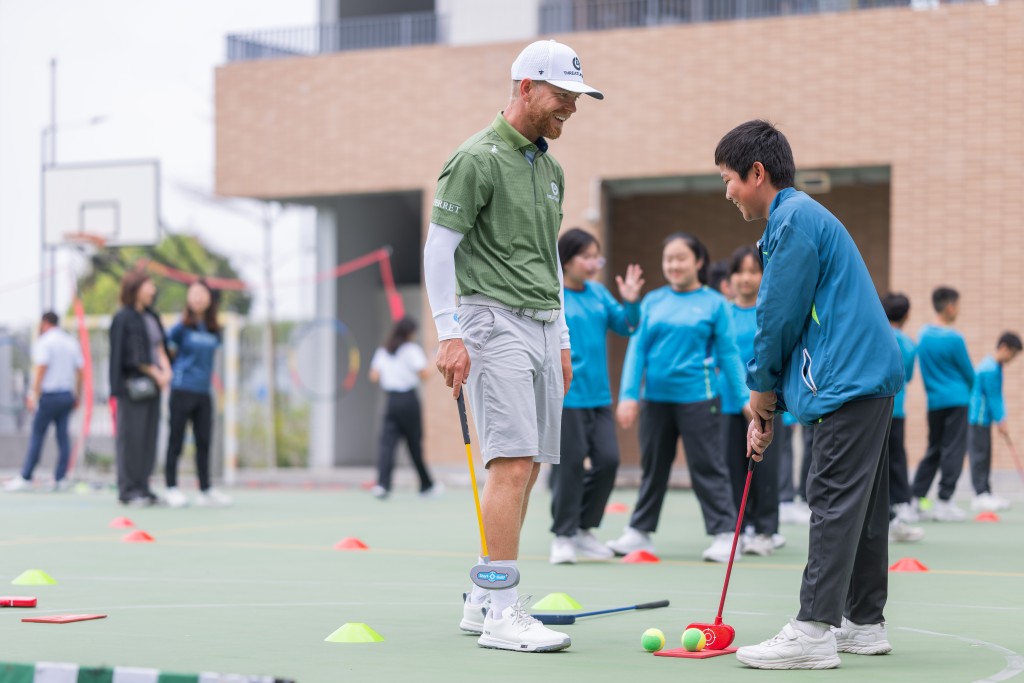 国际顶尖高球手到访赛马会乐动人生计划的参与学校，并与学生交流 。