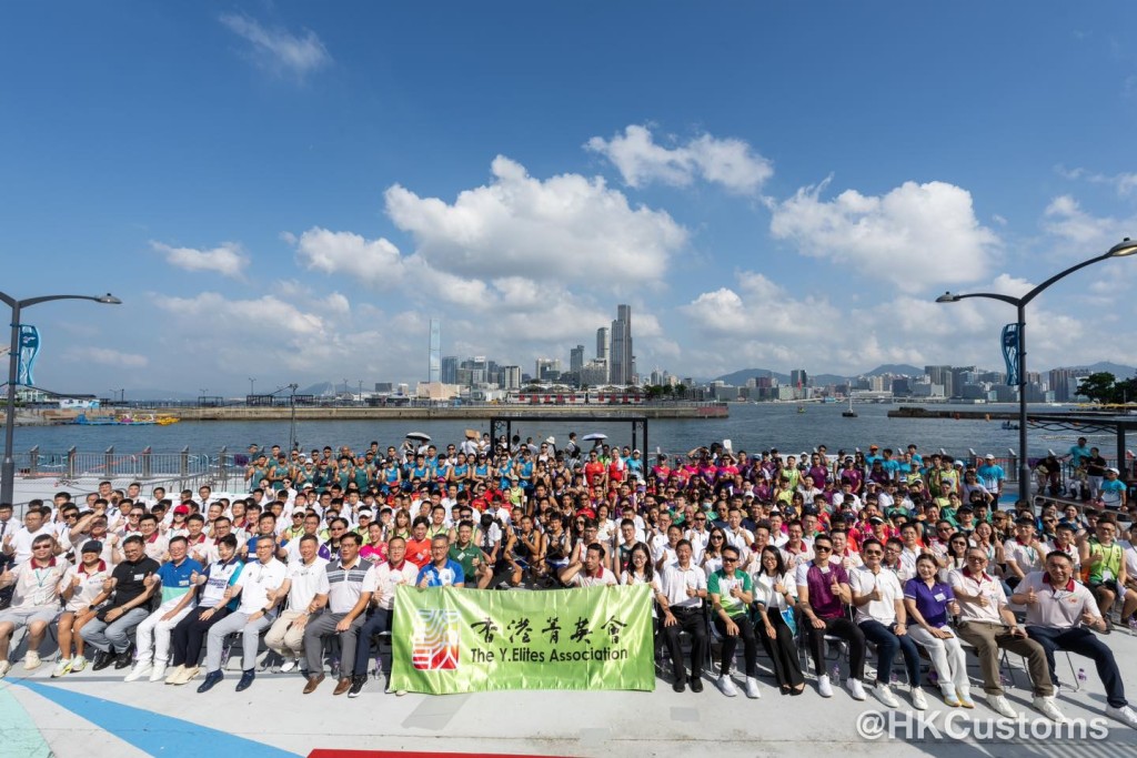 海關龍舟隊於香港遊艇會，參加由香港菁英會主辦的「慶祝中華人民共和國成立75周年 - 菁英盃龍舟邀請賽」。