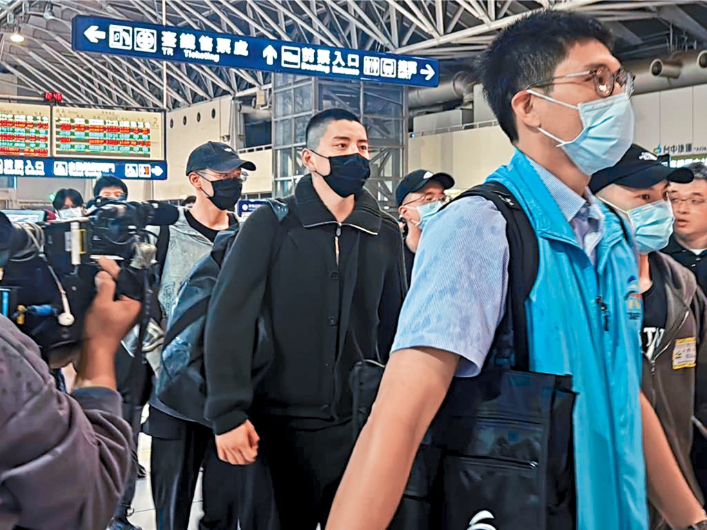 王大陸以「陸軍裝」平頭造型現身,現場有大批記者追訪。