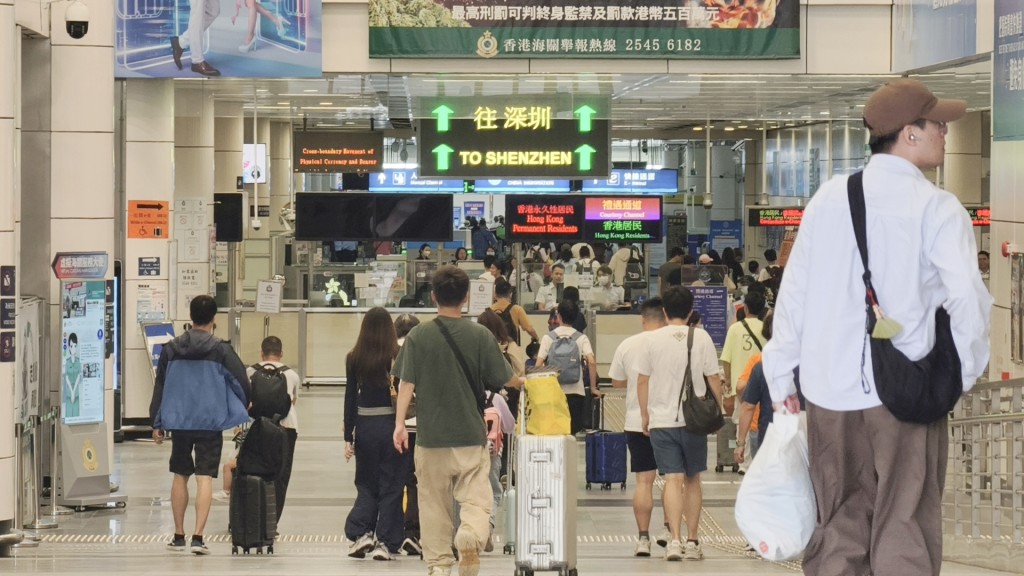 他指香港SIM卡「漫遊」不等同於違規「翻牆」。 他指香港SIM卡「漫遊」不等同於違規「翻牆」。