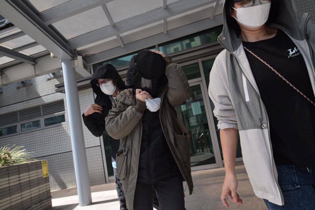 被告盧敏兒(中)