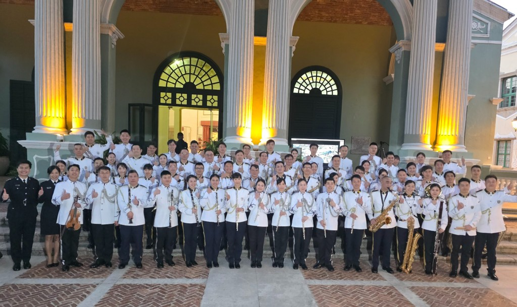 兩地樂隊在世界文化遺產「澳門崗頂劇院」演奏。