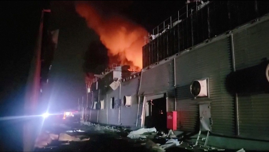 屏東高球廠大火，4消防員殉職逾百人傷。路透社
