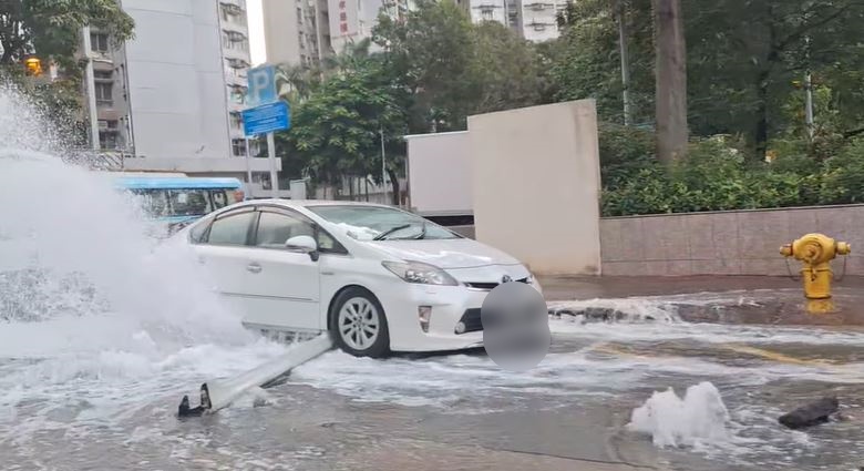 Prius右側車身「裙腳」被沖至飛脫。fb車cam L（香港群組）影片截圖