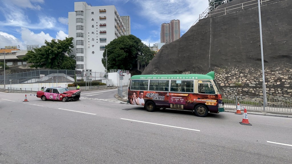 荔景山路發生兩車相撞。楊偉亨攝