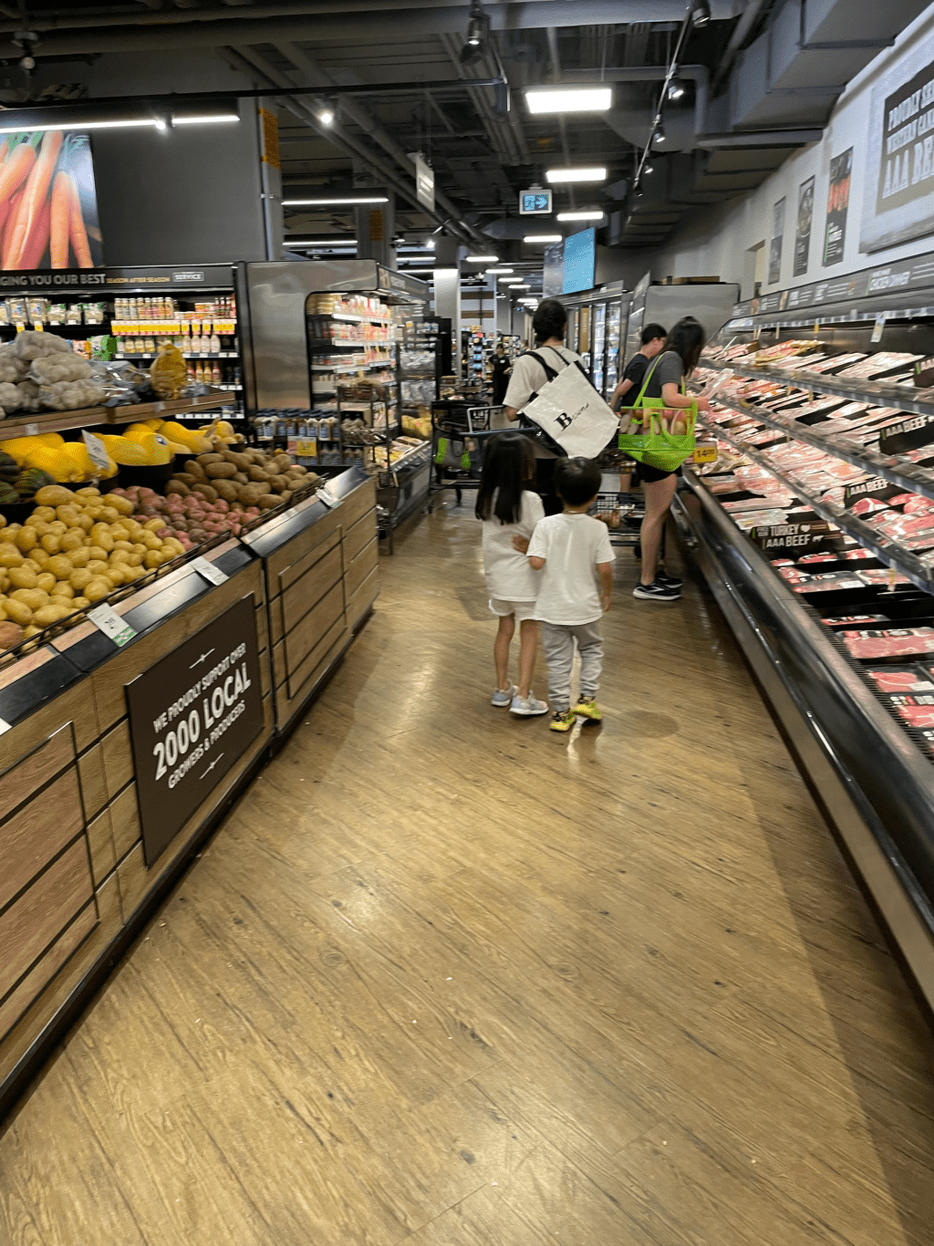 鍾嘉欣老公被拍到帶住兩個小朋友去超市購物。