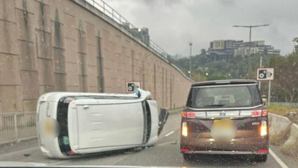 私家車自炒翻側。fb 車cam L(香港群組)