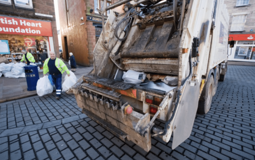更恐怖的是，直到翌日清晨清潔工清理垃圾時，才在垃圾袋群中發現其殘肢，事件震驚社區。Alamy 示意圖