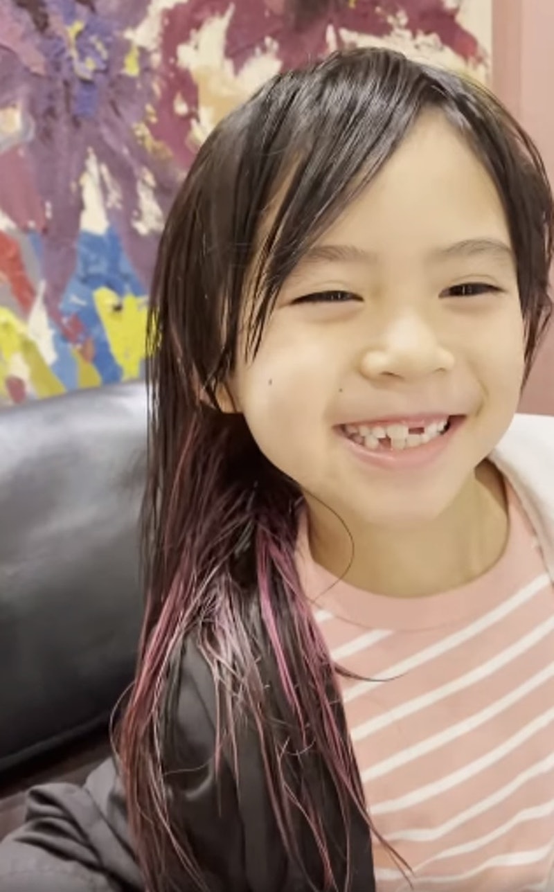 梁芷珮去年分享帶9歲女兒漂染頭髮，引來網民批評，擔心此舉會傷到小孩頭皮。