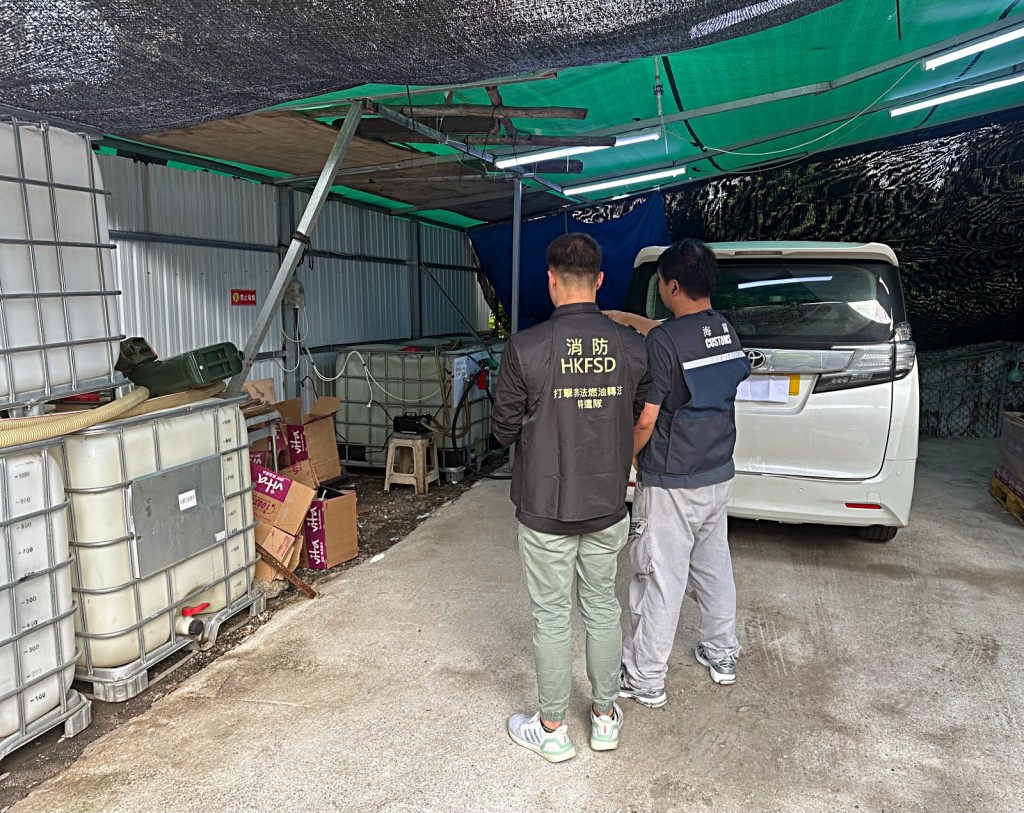 海關搗破一個鬼油站。香港海關提供