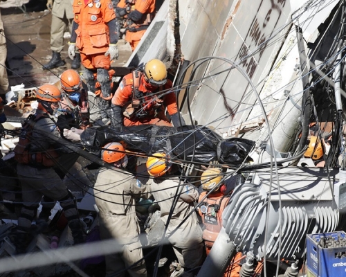 巴西救援人員在里約熱內盧塌樓現場搶救。AP圖