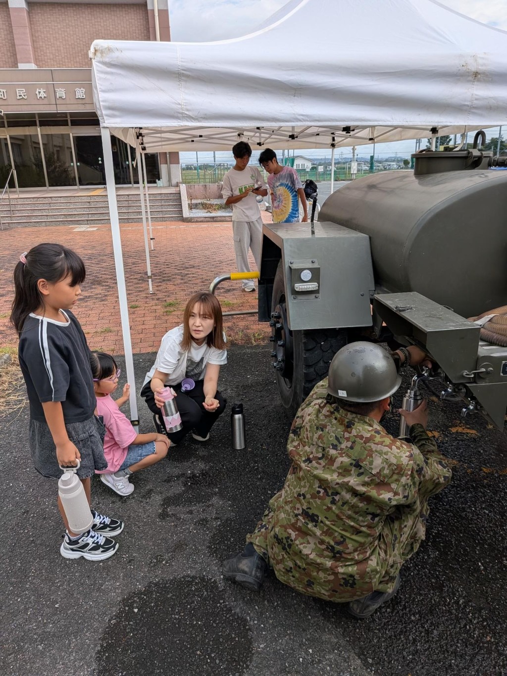 熊本地震後，食水被污染，自衛隊出動協助。8sidan@X