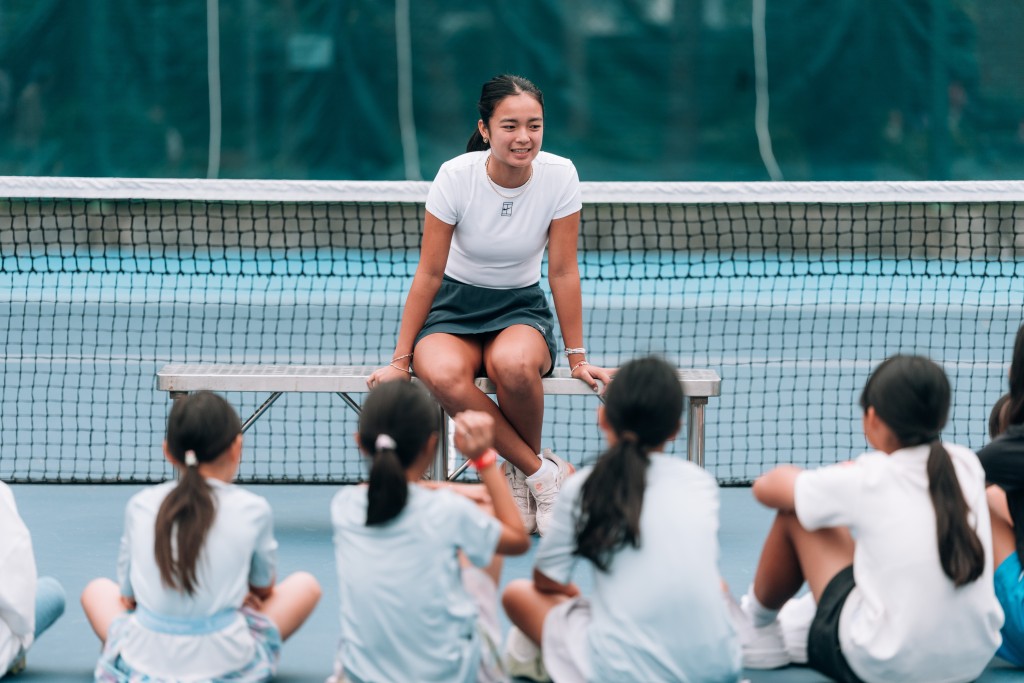 人氣新星伊雅娜首次來港獻技，親自指導網總年輕學員。