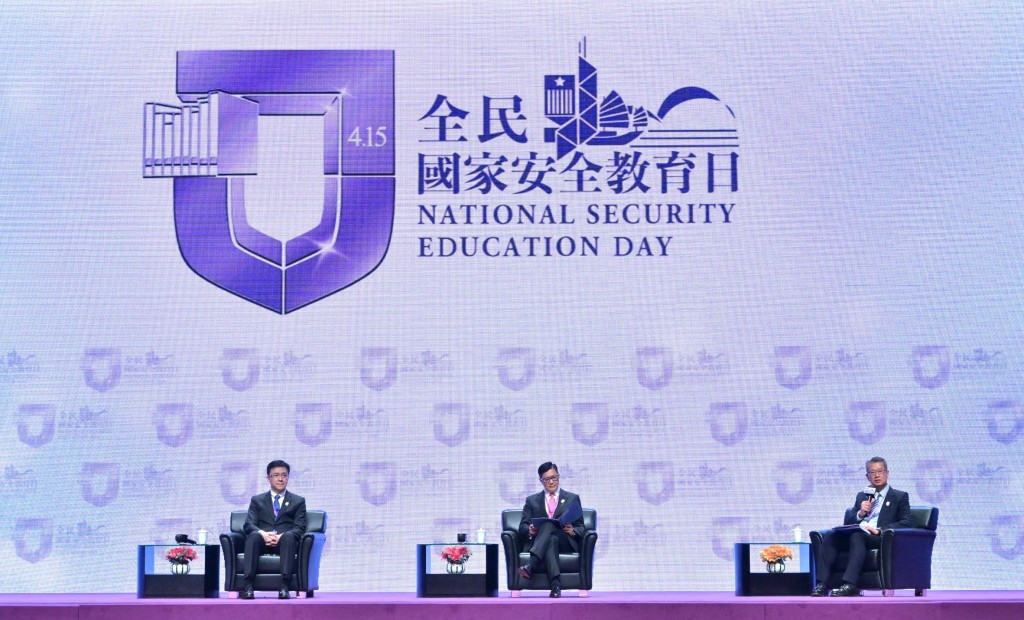 邓炳强(中)称会进一步完善维护国家安全立法，包括就《基本法》第23条立法。政府新闻处