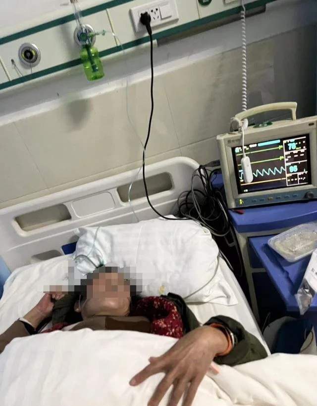 被打伤的王女士母亲躺在医院起不来。