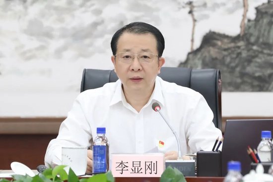 李显刚涉及的罪名，包括钱色交易及忘议大政。