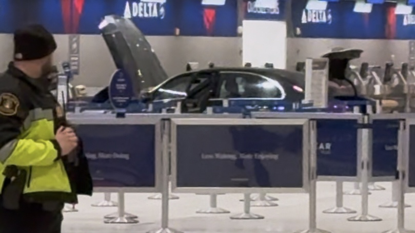 司機開車直撞入底特律機場櫃台，6人受傷。 美聯社