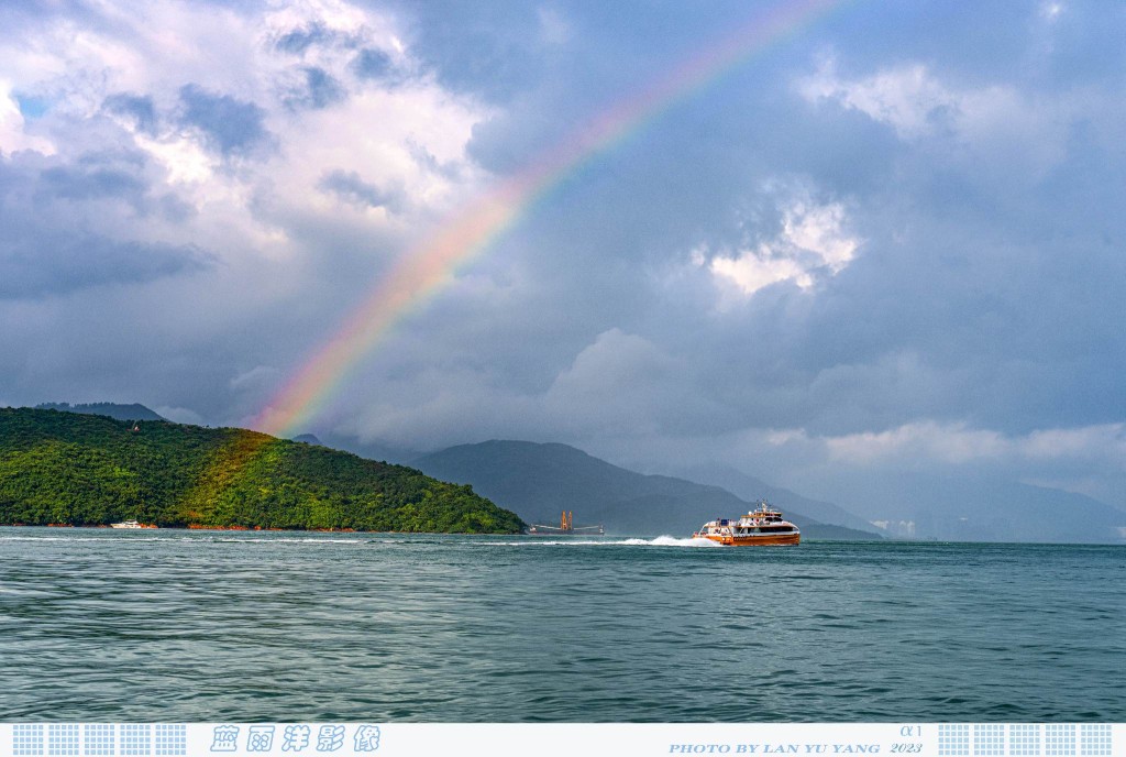 攝影師：通常東面日出時，西面如果有雨或濕氣大，就有機會見到彩虹。圖片授權藍雨洋