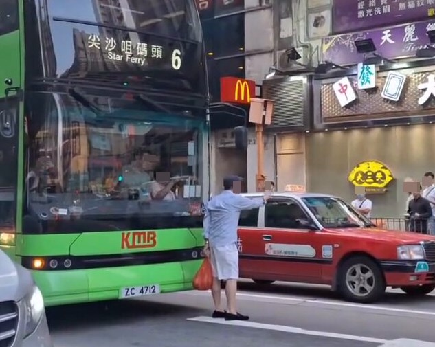 長沙灣一名短褲大叔無視危險, 早前被拍攝到走出馬路中心人肉 檔巴士,期間還手指指地與路人 發生激烈對罵。大叔的囂張行為 不但影響附近交通,還大陣仗地 累到全車人落車。Threads截圖 長沙灣一名短褲大叔無視危險, 早前被拍攝到走出馬路中心人肉 檔巴士,期間還手指指地與路人 發生激烈對罵。大叔的囂張行為 不但影響附近交通,還大陣仗地 累到全車人落車。Threads截圖