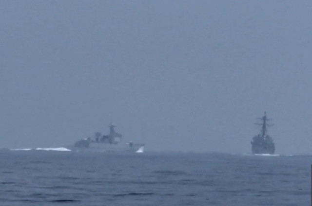 美国海军4日深夜公布从钟云号拍摄到的解放军“苏州号”靠近30秒影片，画面显示，一艘解放军船舰“横切式”驶过钟云号船头前方航道。